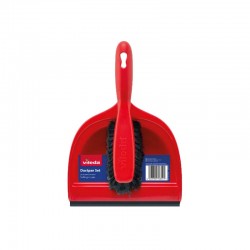 فيليدا جاروف مع مكنسة يدوية