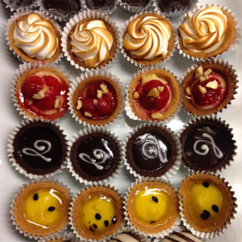 قالب مافن معدني غير لاصق من بيكرز سيكرت - Baker’s Secret | صينية كب كيك ميني 48 تجويف – مقاس 54.5×39.5 سم