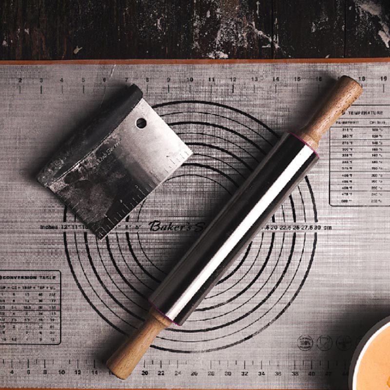 فرادة عجين من الستانلس ستيل بمقابض خشبية مريحة من بيكرز سيكرت - Baker’s Secret | طول 43 سم