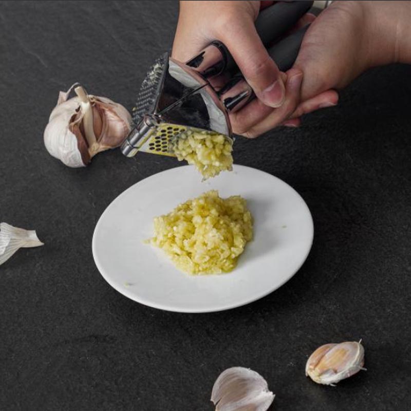 هراس ثوم ستانلس ستيل بمقبض مريح من بيكرز سيكرت - Baker’s Secret