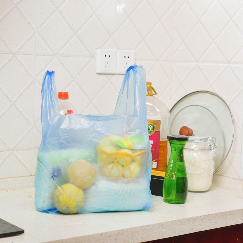 اكياس تسوق علاق باللون الازرق مصنوعة من البلاستيك المتين، حزمة وزنها 1 كجم تحتوي على قرابة 120 كيس، طول الكيس 30 سم وعرضه 25 سم.