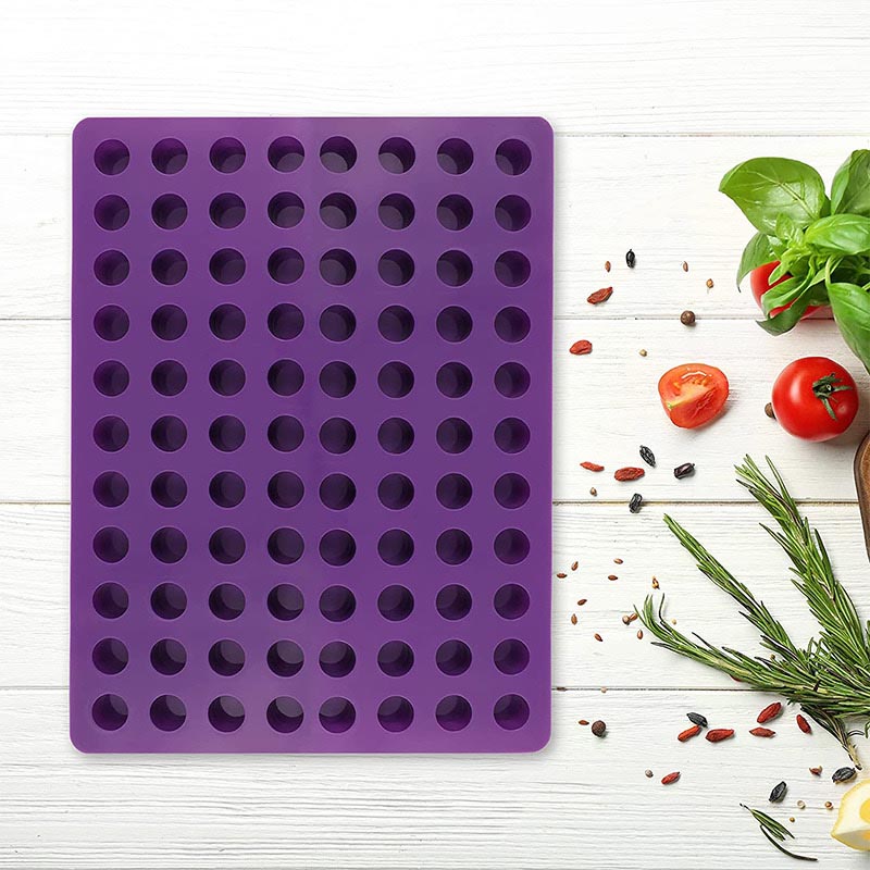 قالب سيليكون بنفسجي 88 تجويفة دائرية مع مكبس اكريليك شفاف 8 تجويفات – مناسب لحلا الطبقات، البرالين، الشوكولاتة، الجيلي، والكراميل