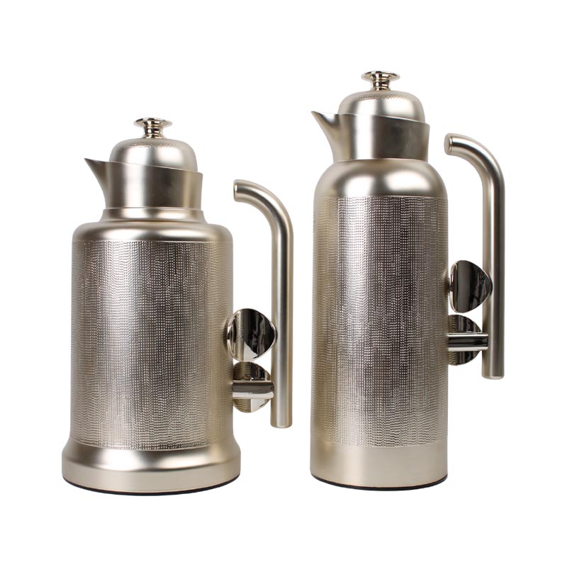 طقم ترمس ساندرا من السيف – تصميم كروم مطفي أنيق، سعة 1.0 لتر + 1.0 لتر، بغطاء محكم وجسم مقاوم للصدأ مع زجاج روزالين عالي الجودة يحفظ الحرارة حتى 12 ساعة – موديل رقم K1240802/2MC