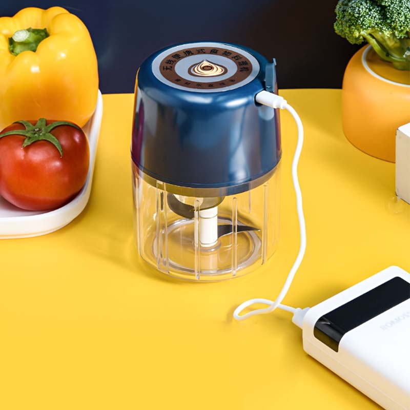 مفرمة طعام كهربائية متعددة الاستخدام قابلة للشحن عبر USB – تصميم مدمج بلون ازرق غامق مع غطاء مقاوم للانزلاق وشفرات حادة من الستانلس ستيل