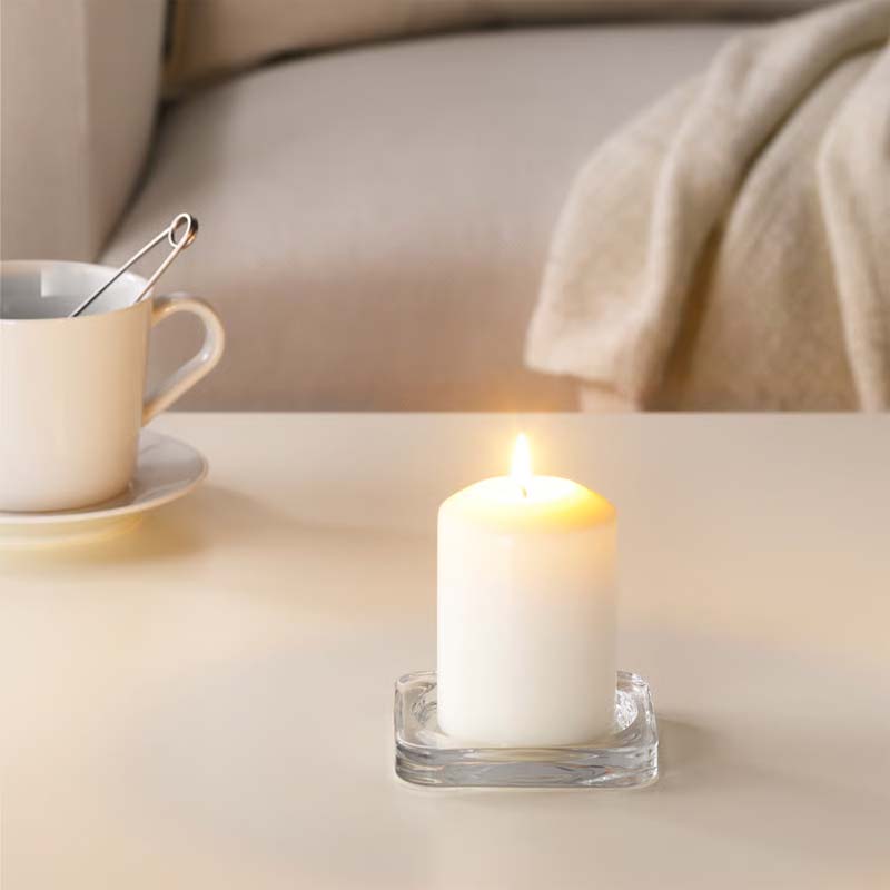 شمعة ديكور بيضاء بطول 10 سم وقطر 6.5 سم، مثالية لتزيين الطاولات وإضافة أجواء هادئة ودافئة في المنزل أو المناسبات