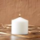 شمعة ديكور بيضاء بطول 7.5 سم وقطر 7.5 سم، مناسبة لتزيين الطاولات والمناسبات وإضافة أجواء دافئة للمكان