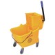 دلو تنظيف وعصر ممسحة بعجلات 360 درجة – سعة 32 لتر، مصنوع من البلاستيك القوي مع ذراع معدني للعصر ومقبض مانع للانزلاق – بدون فاصل ماء داخلي – لون اصفر