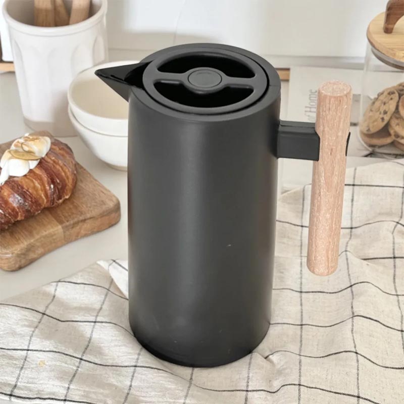 ترمس أنيق لحفظ القهوة والشاي سعة 1 لتر – تصميم عصري باللون الأسود مع مقبض خشبي مريح وغطاء ضغاط محكم لحفظ الحرارة والبرودة