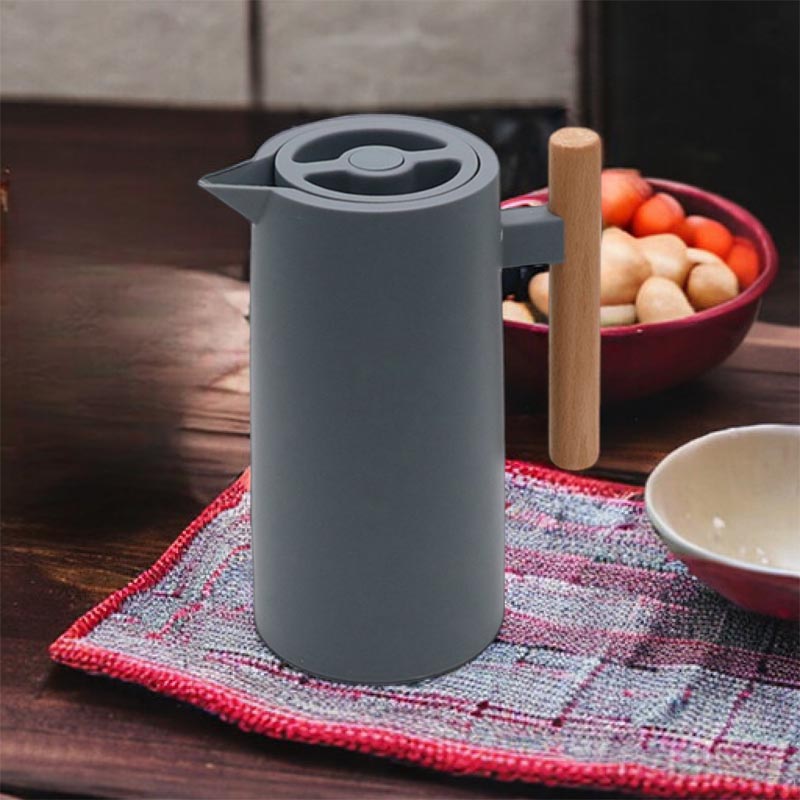 ترمس أنيق لحفظ القهوة والشاي سعة 1 لتر – تصميم عصري باللون الرمادي الفاتح مع مقبض خشبي مريح وغطاء ضغاط محكم لحفظ الحرارة والبرودة