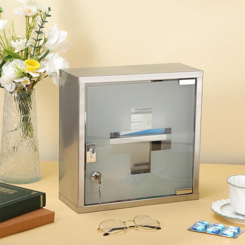 صندوق اسعافات اوليه جداري من المعدن بباب زجاجي مزخرف بعلامة مميزة – مزود بقفل ومفتاح مع رف داخلي مزدوج – مقاس 30×30×12 سم