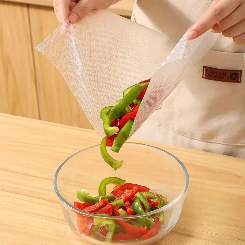 لوح تقطيع للاستخدام الواحد من مادة POE بطول 10 متر تقريبا وعرض 30 سم مع اداة قص مدمجة