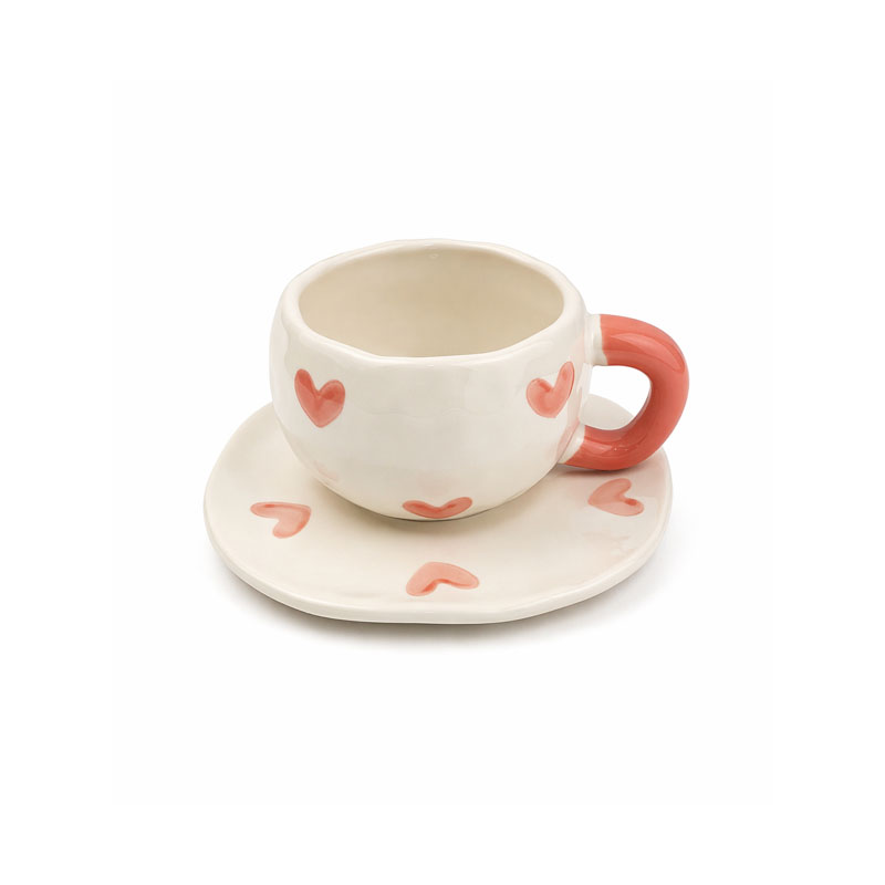 كوب مع صحن بتصميم قلوب انيق – مقاس الصحن 16 سم والكوب 9.5 سم كوب مع صحن بتصميم قلوب انيق – مقاس الصحن 16 سم والكوب 9.5 سم